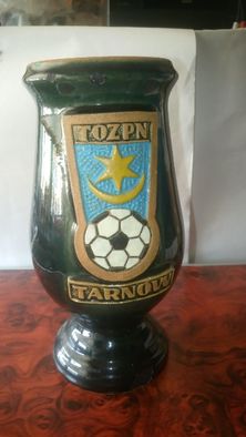 Puchar wazon TOZPN TARNÓW z piłką i herbem miasta Tarnów