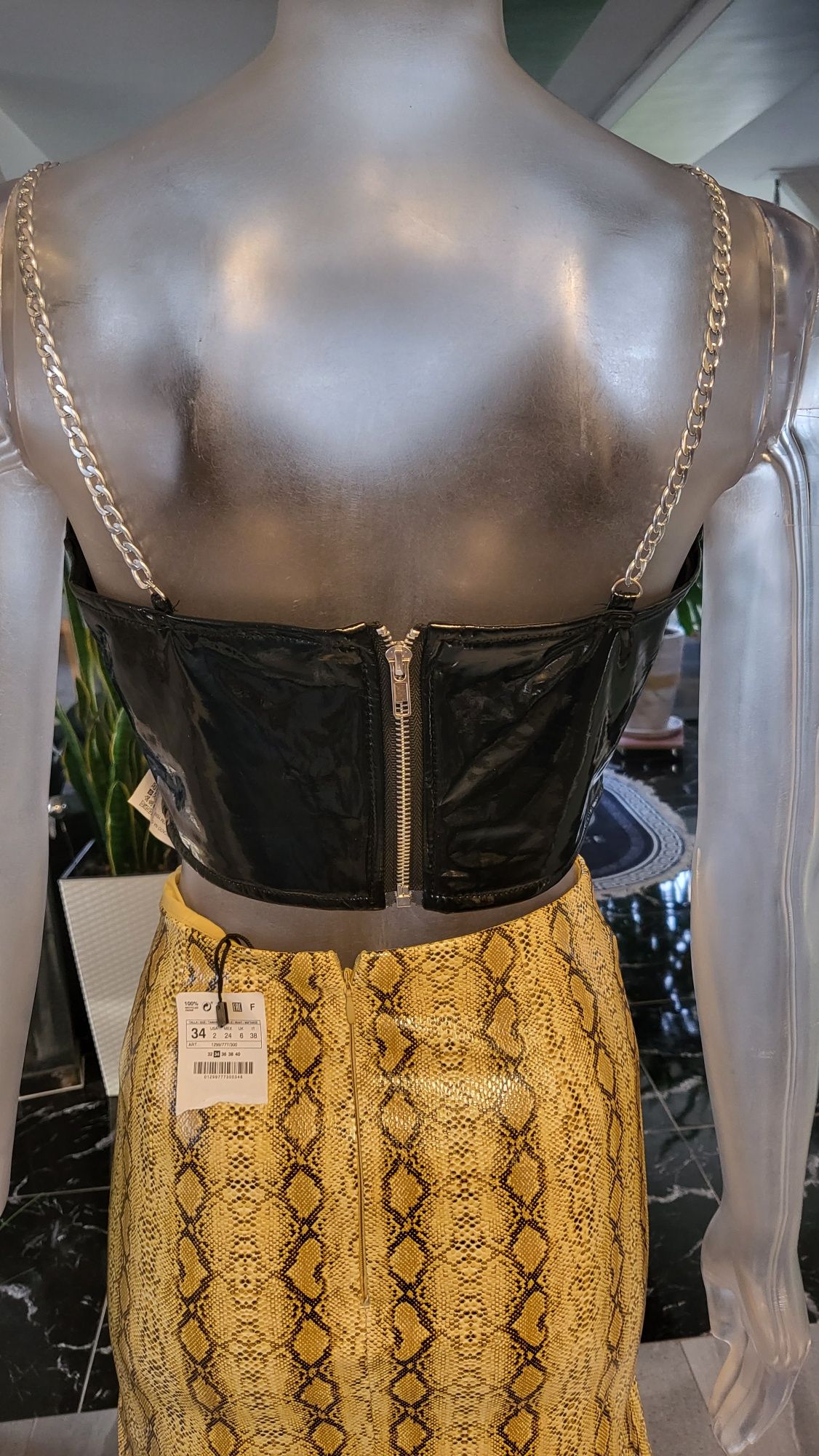 Latexowy top na lancuszkasz