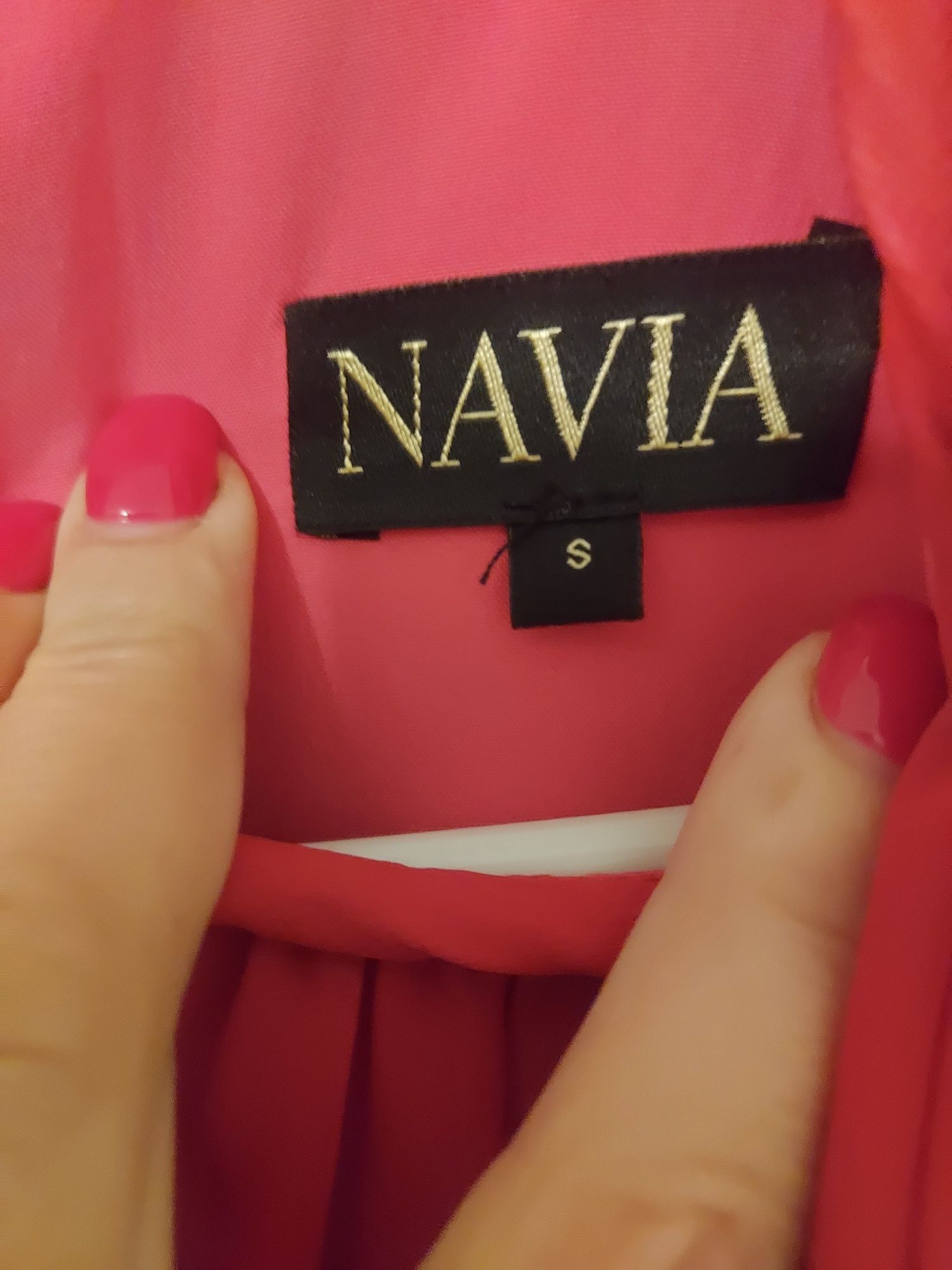 Dluga sukienka Selena firmy Navia malinowa s 36 szyfonowa zwiewna
