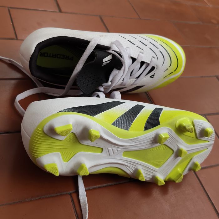 Bota de futebol juvenil