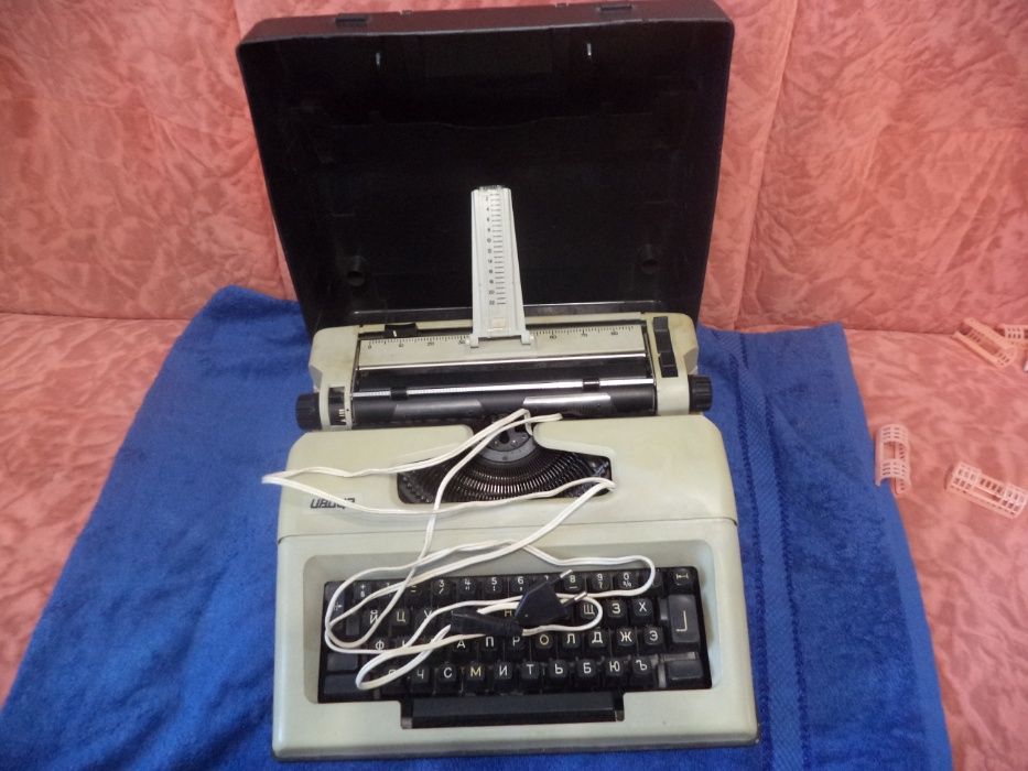 Машинка электрическая пишущая