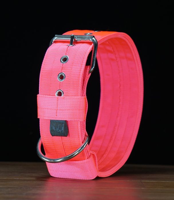 Neonowy róż. Mocna obroża o szerokości 5 cm.