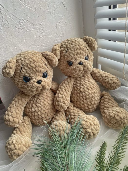 Вʼязані ведмедики з плюшевої пряжі.