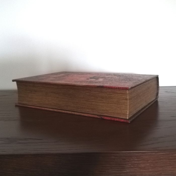 Caixa em forma de livro antigo