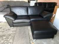 Elegancka czarna sofa z podnóżkiem