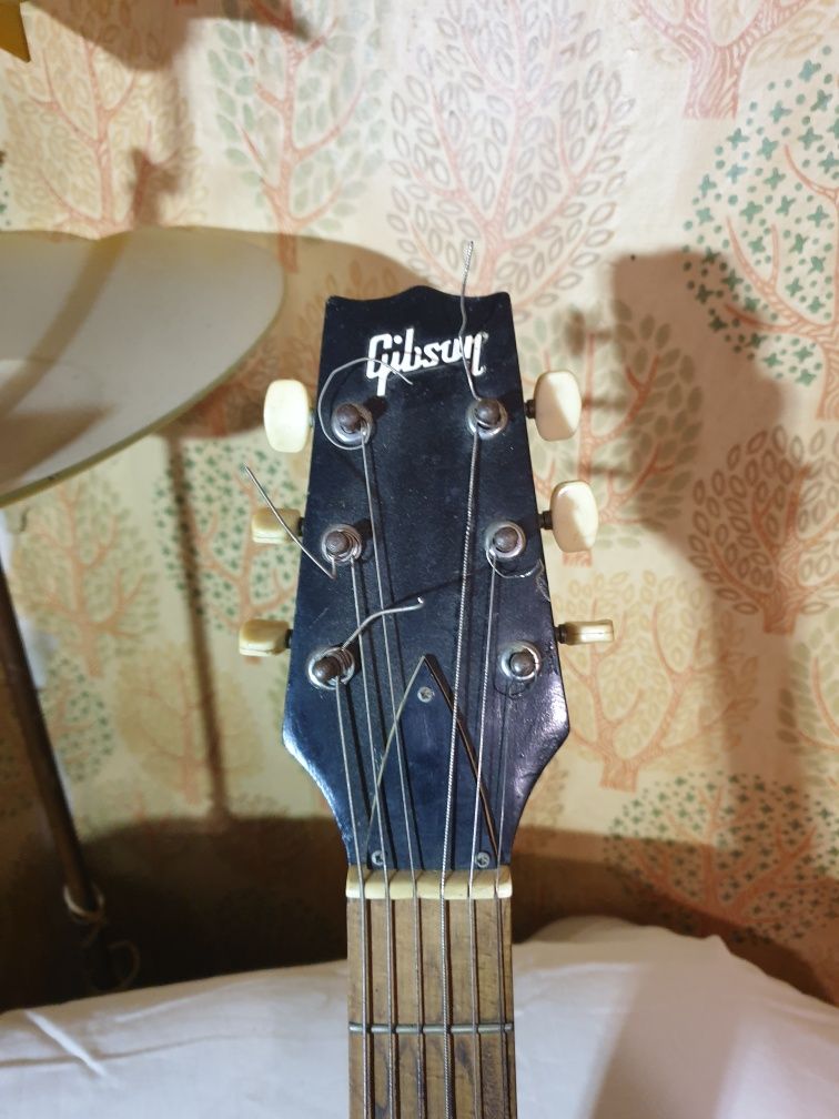 Акустическая гитара Gibson.