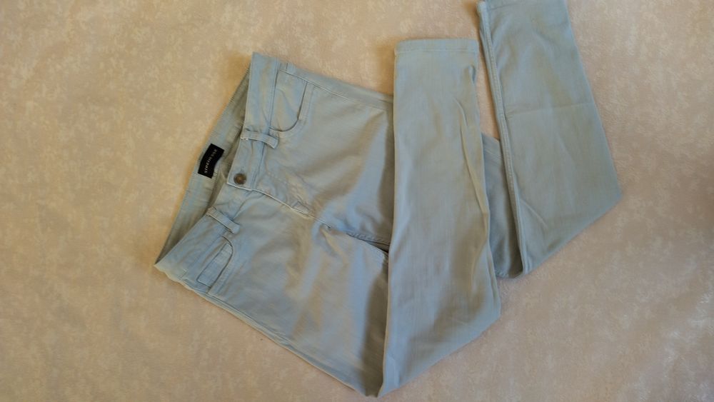 Светло-голубые джинсы