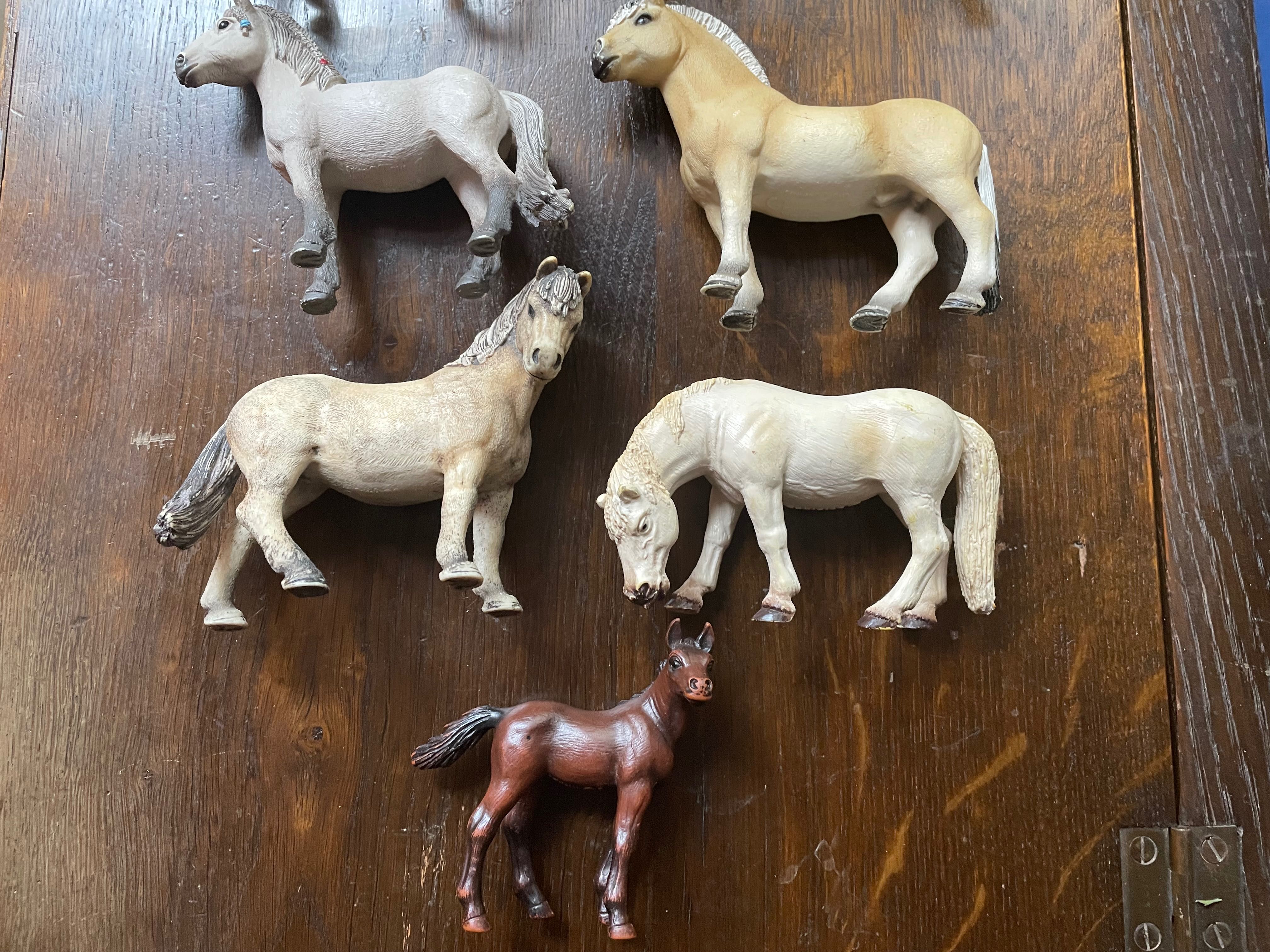 Zestaw kolekcjonerskich figurek Schleich - konie