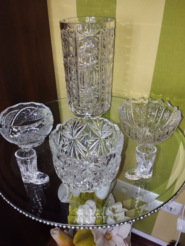 Продам хрустальные вазы .