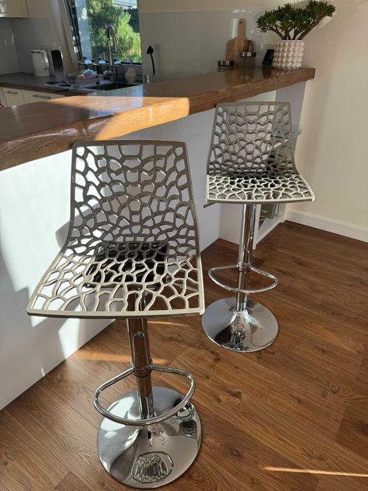 Krzesła barowe hokery beżowo szare Westwing Gaudi Beige Komplet 2 szt