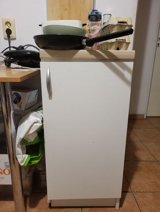 Szafka z wysokimi półkami