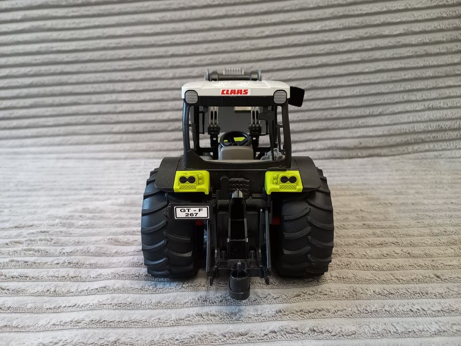 Трактор з ковшем від Bruder