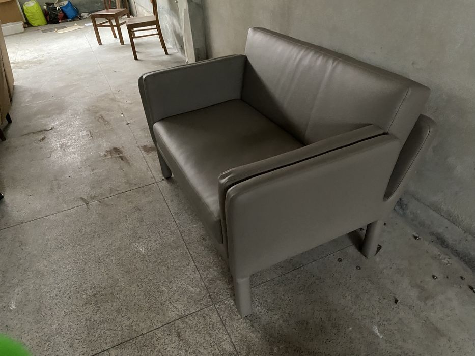 Sofa cinzento confortavel