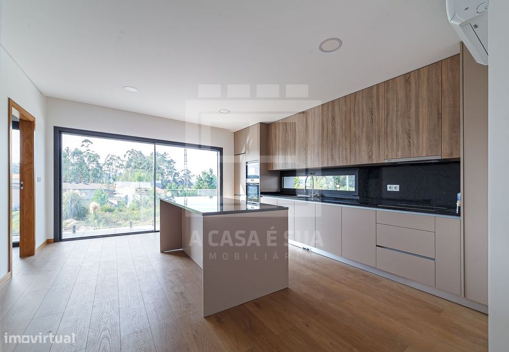 Moradia T3+1 nova com 3 frentes em Lobão, S.M.Feira