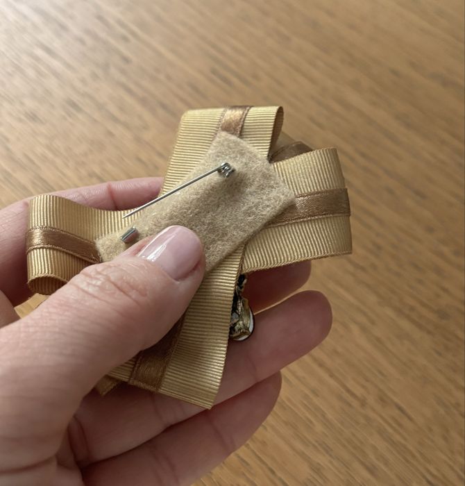 Broszka ozdoba beżowa z tasiemki