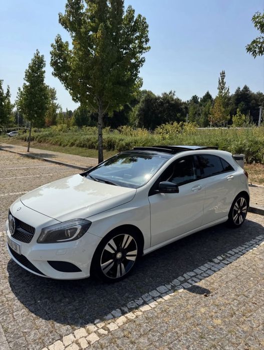 Mercedes A200 teto panorâmico