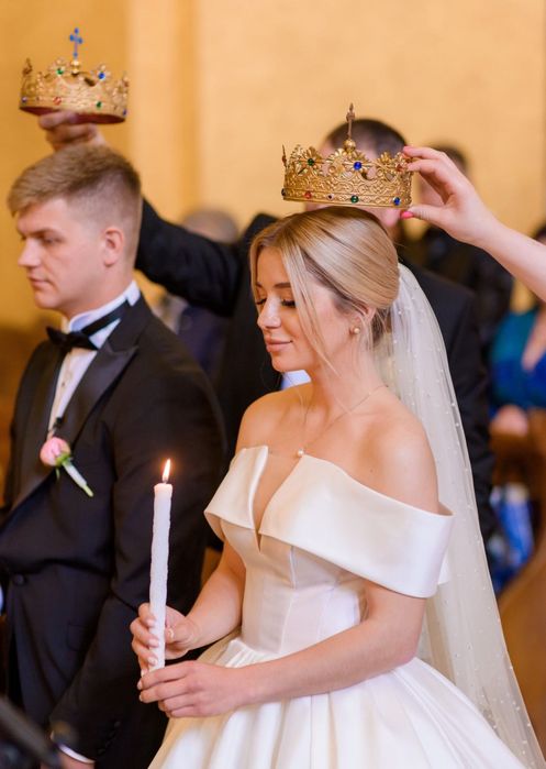 Весільня сукня атласна