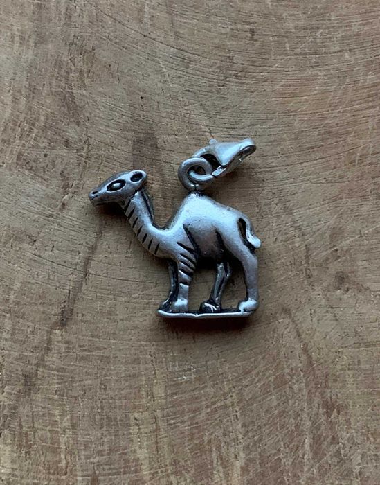 Wielbłąd - posrebrzana zawieszka na naszyjnik, wisiorek