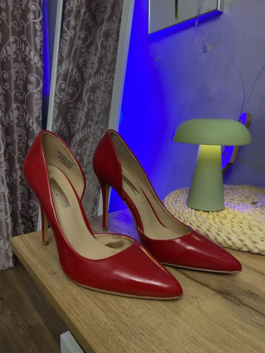 Червоні лаковані туфлі