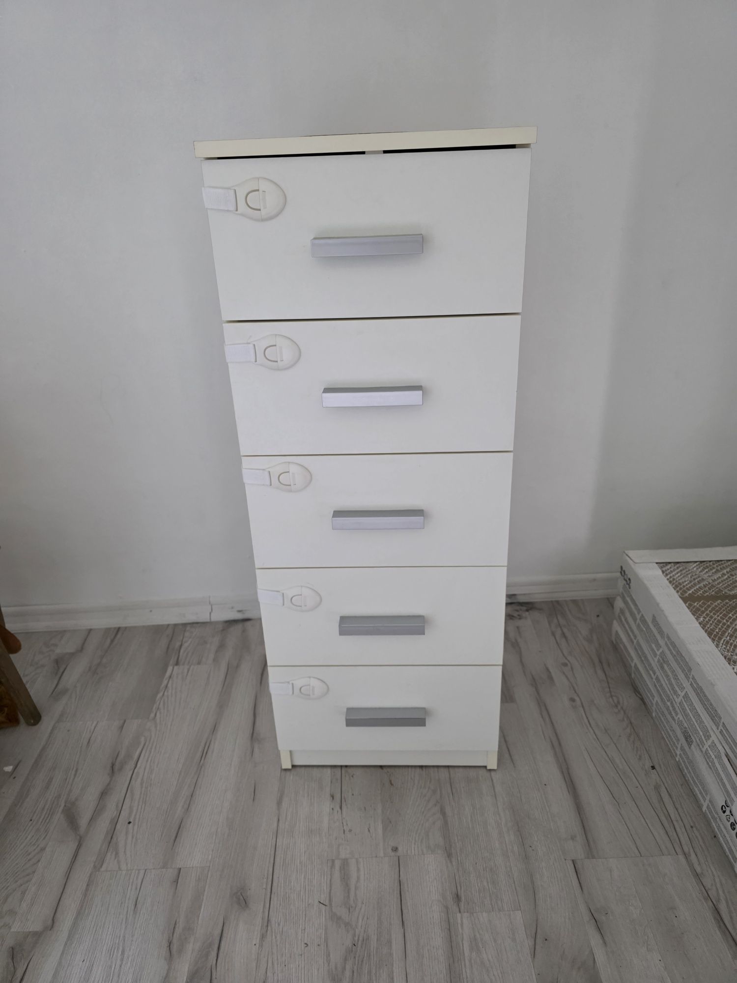 Komoda Jysk Tapdrup 5 szuflad wąska