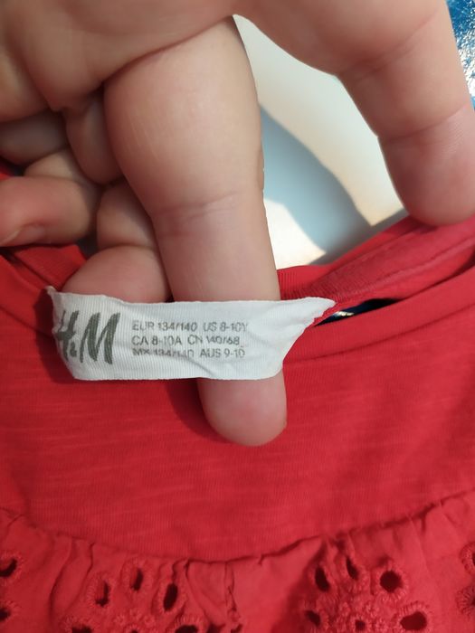 H&M czerwona koszulka z haftem 134/140