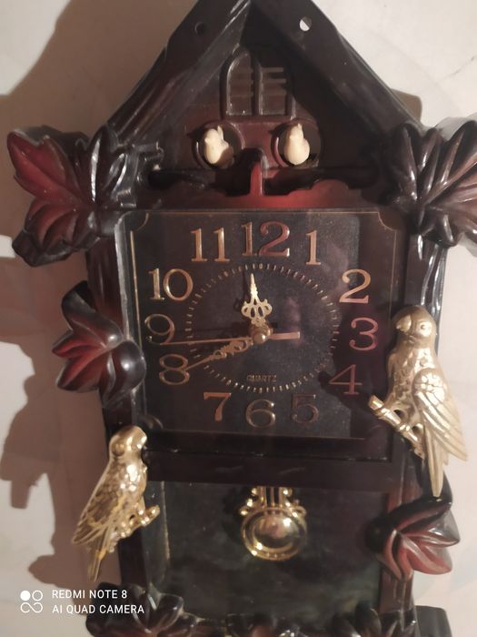 Раритетные настенные часы с маятником.