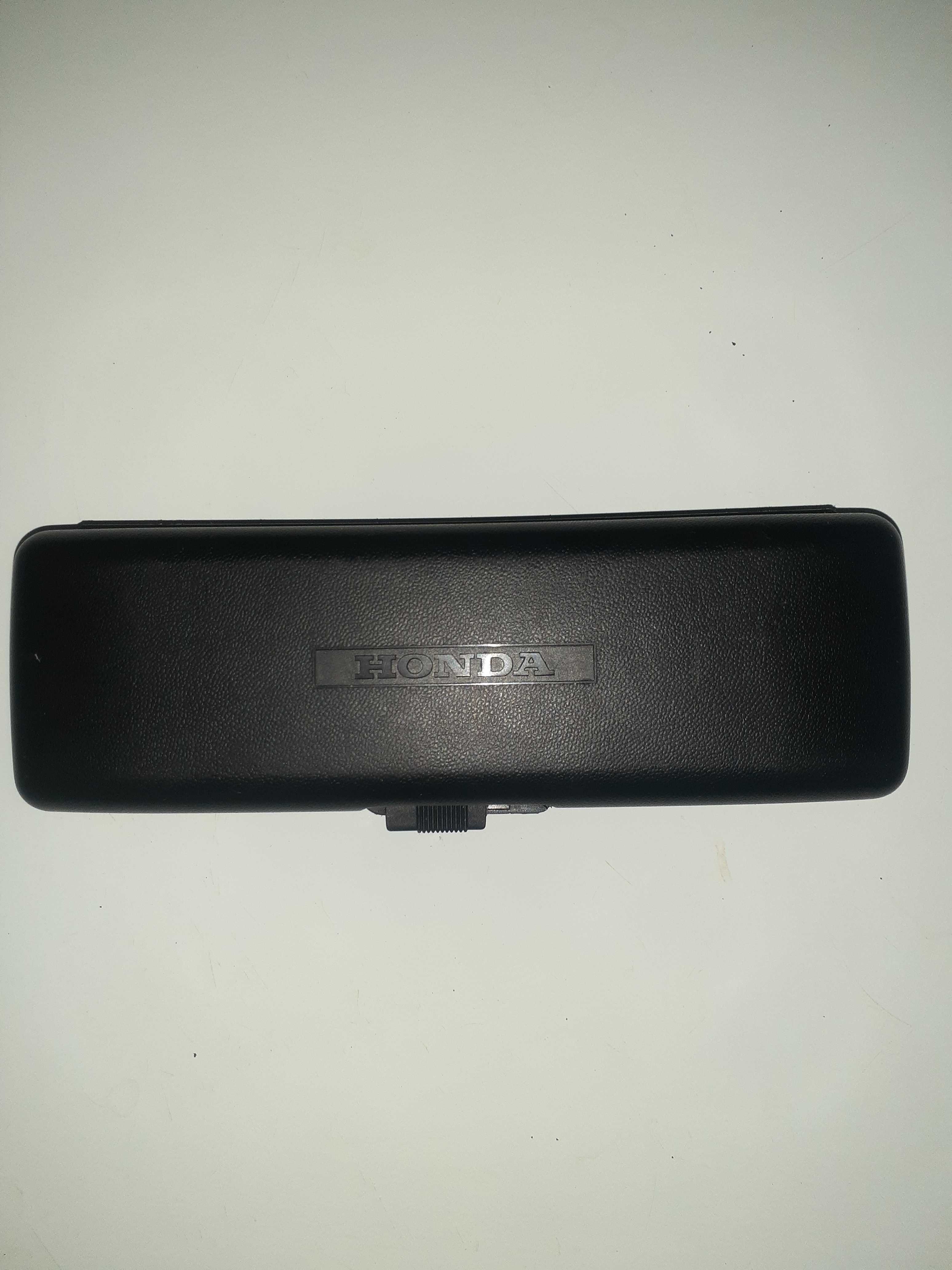 Caixa proteção de painel frontal de autorádio marca Honda.