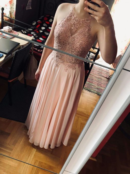 Długa, różowa suknia