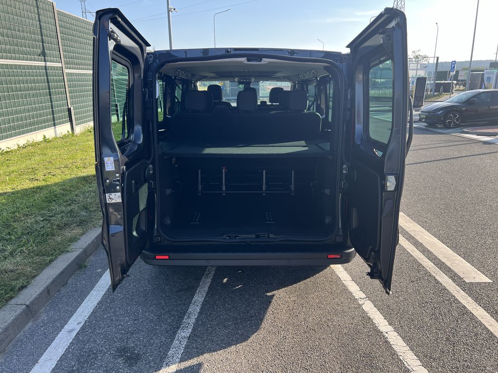 Wypozyczalnia wynajem busa 9 osobowego Renault Trafic manual