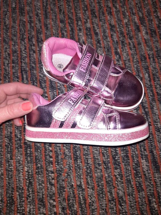 Кроссовки для девочки