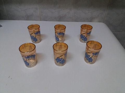 6 copos em vidro colorido (côr salmão) com flores azuis