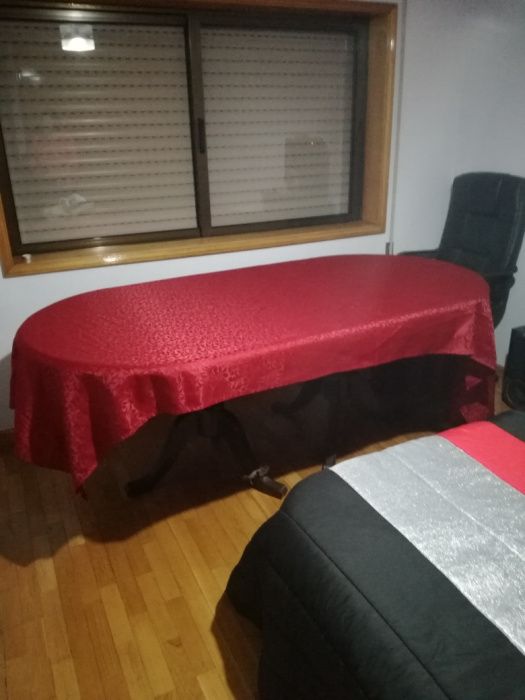 Mesa de sala de jantar em mogno