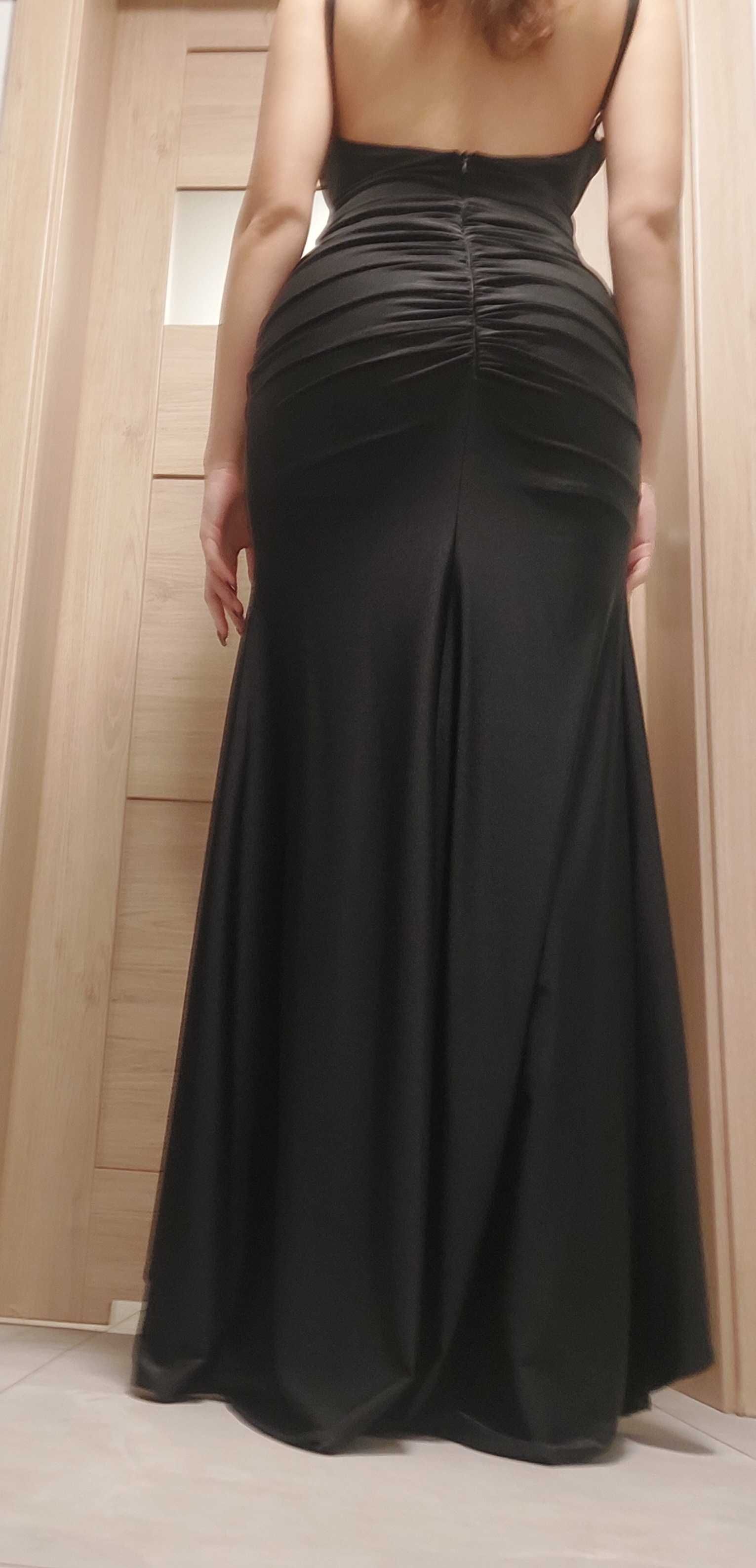 Długa czarma suknia
