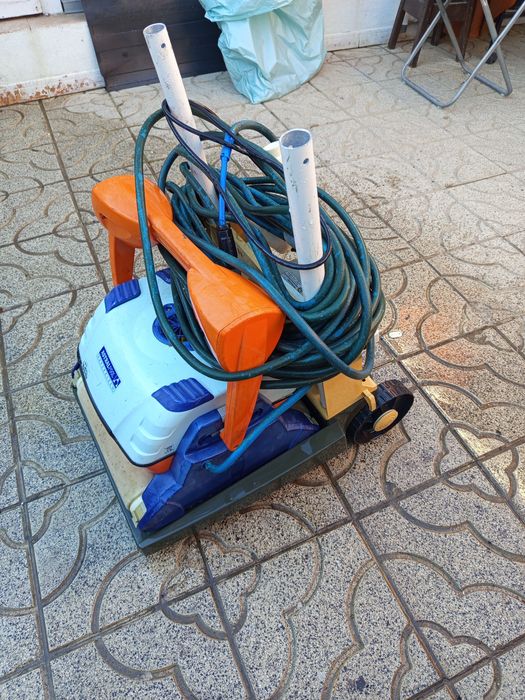 Limpador de piscina para desocupar espaço