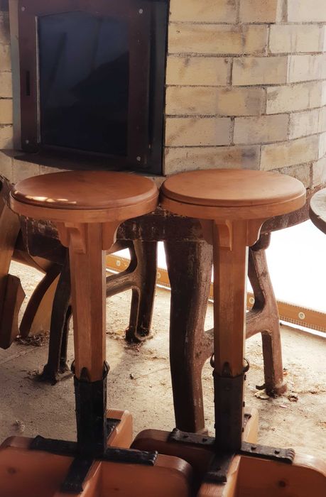 Hoker drewniany,metalowe okucia,oryginalny wzór,stylizowane 2 sztuki.