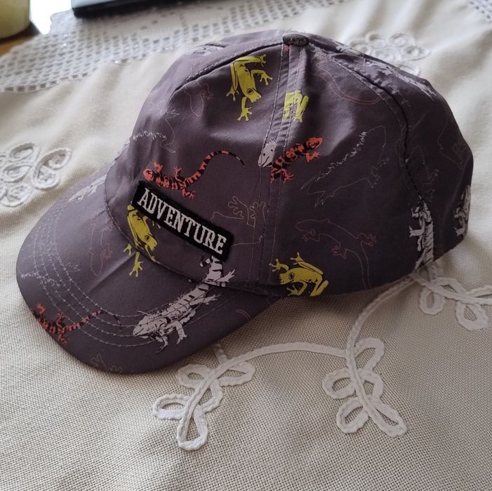 Czapka z daszkiem chłopięca.