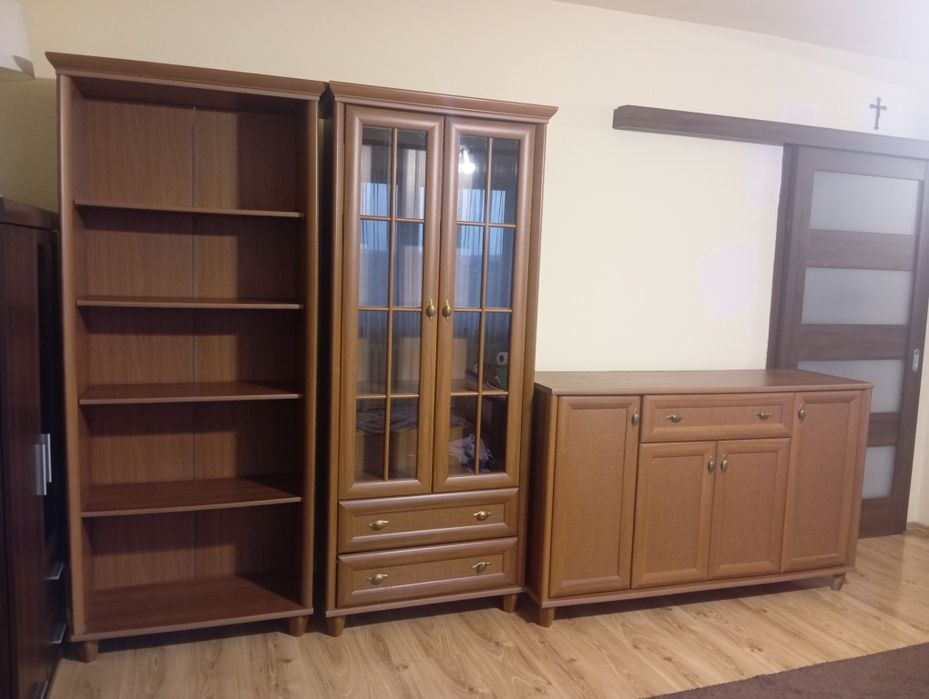 Zestaw mebli (biblioteczka, witryna szklana, komoda)