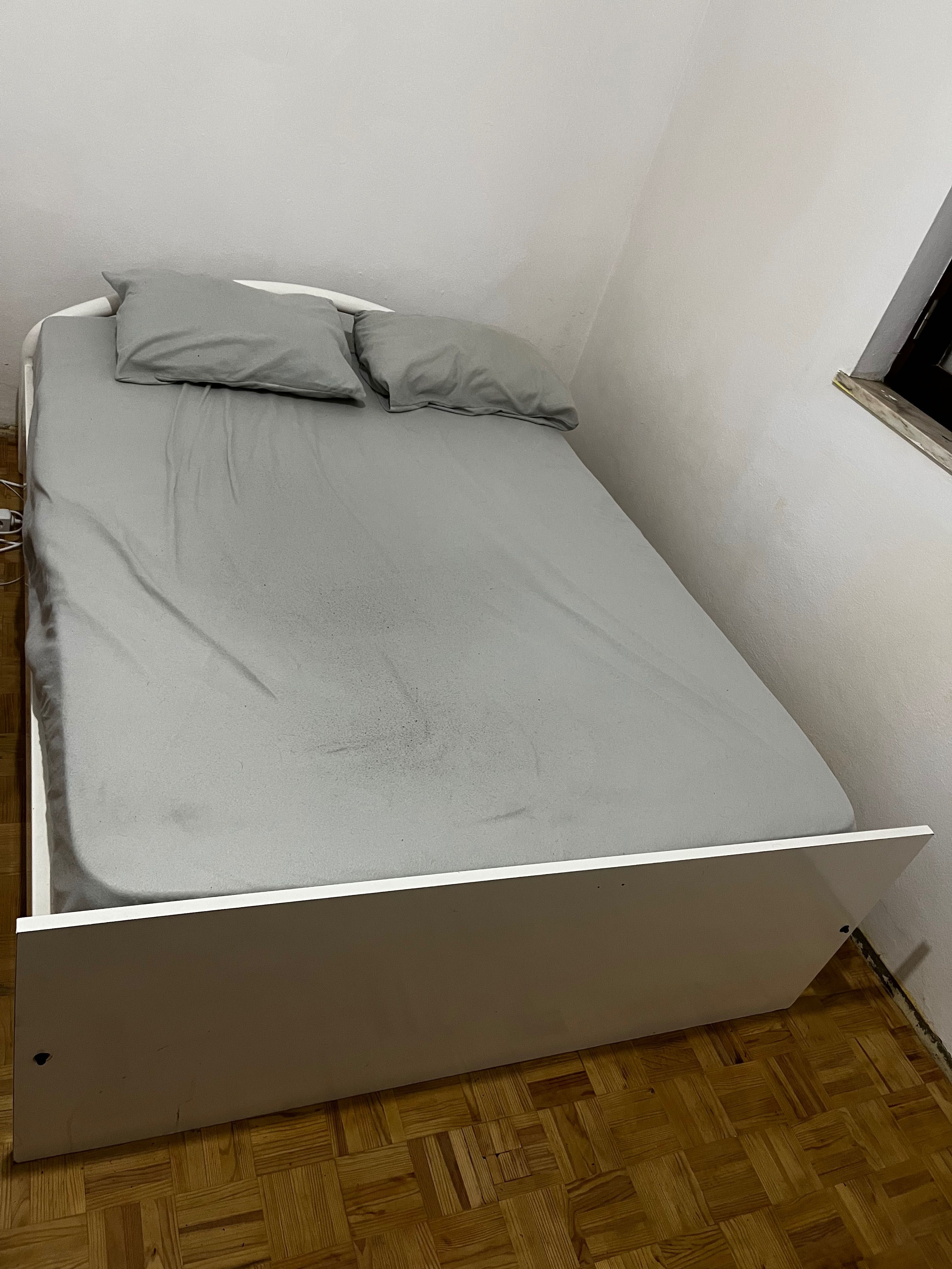 Vende se cama com colchão