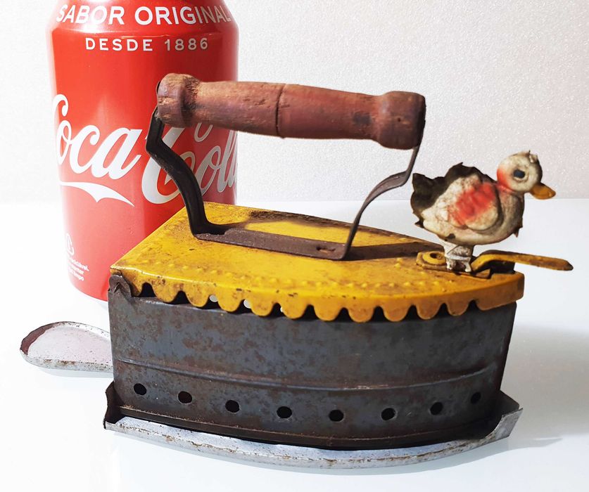 Antigo Brinquedo "Ferro em chapa e Madeira " ~ Anos 50 ~ RARO