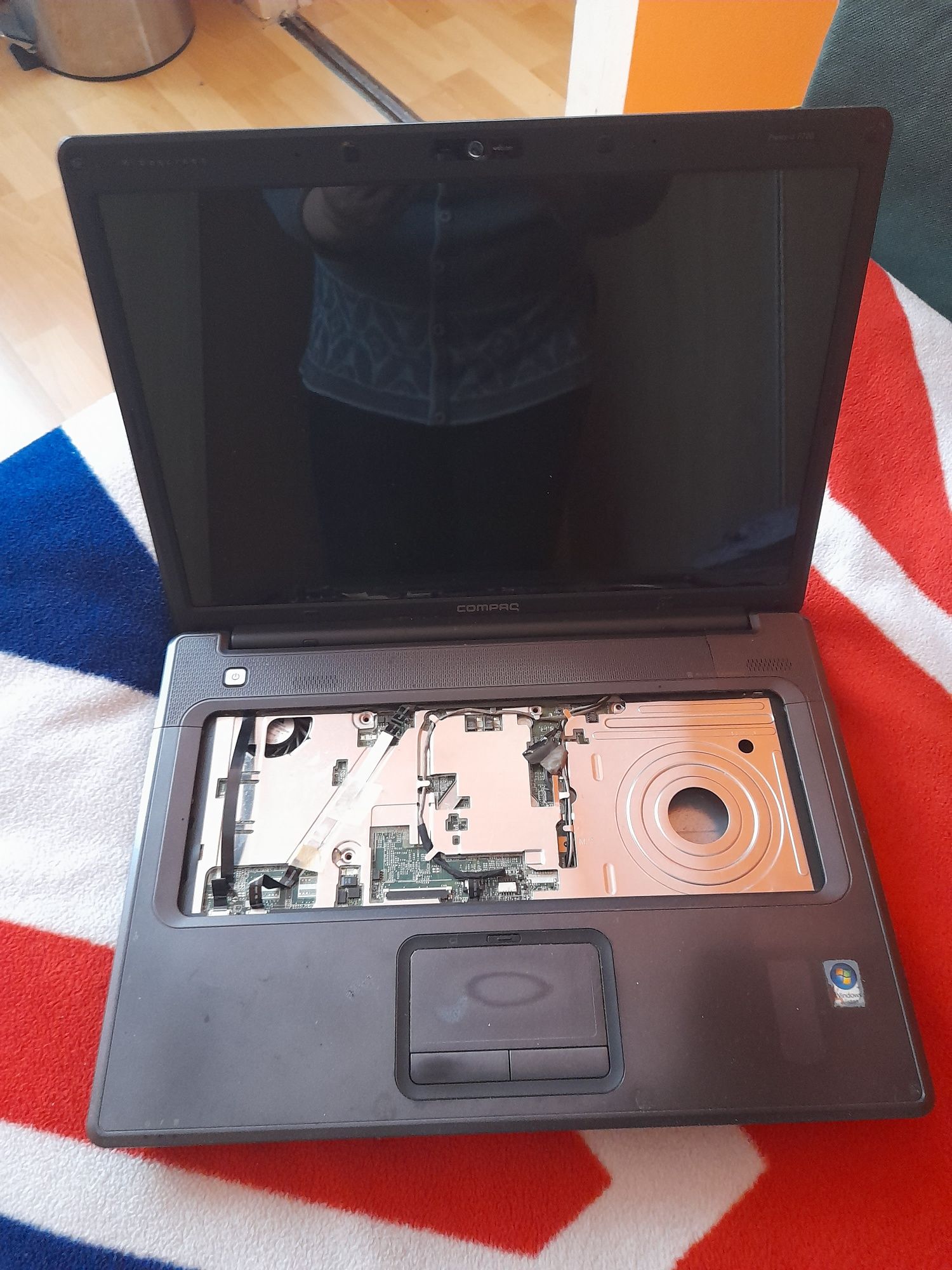 Laptopy czarny i czerwony do sprzedania