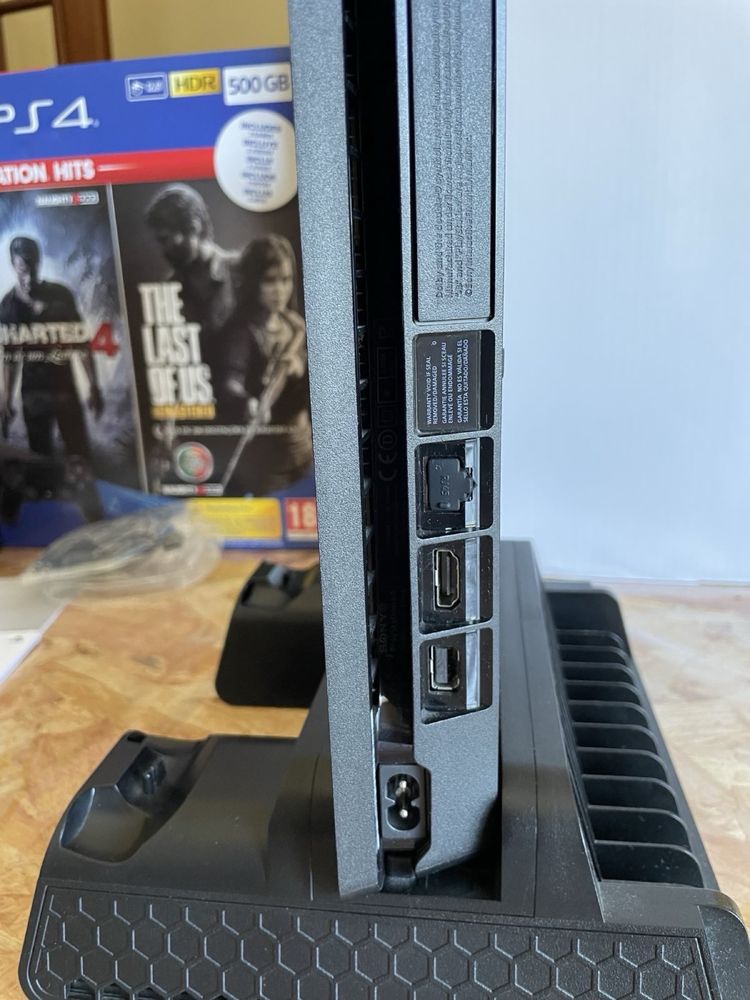 PS4 Slim com base de ventilação e carregamento