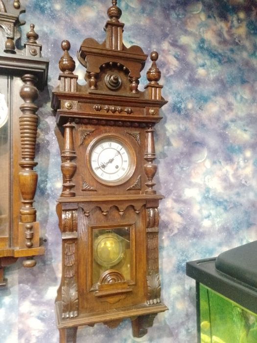 Старинные настенные часы с боем.