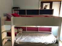 Cama beliche com estante