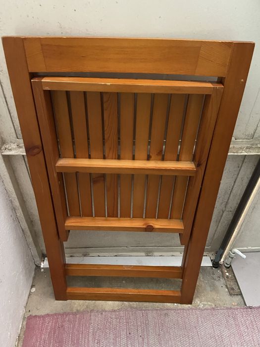 Cadeira de madeira que abre e fecha