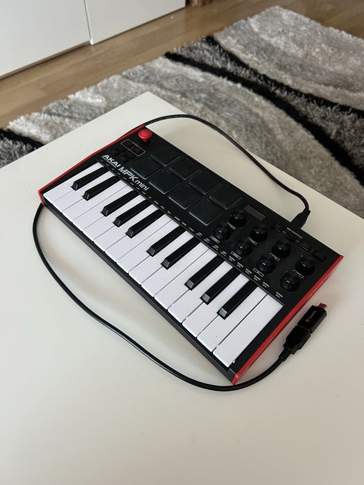 Piano Akai MPK mini.