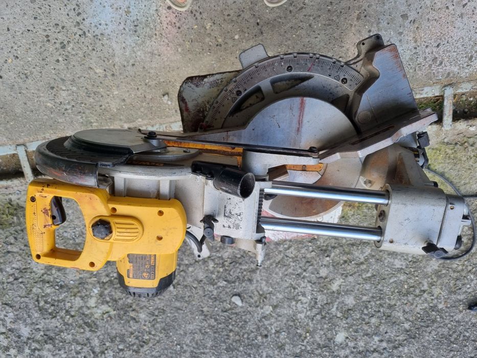 Pilarka ukosnica DeWalt DW712