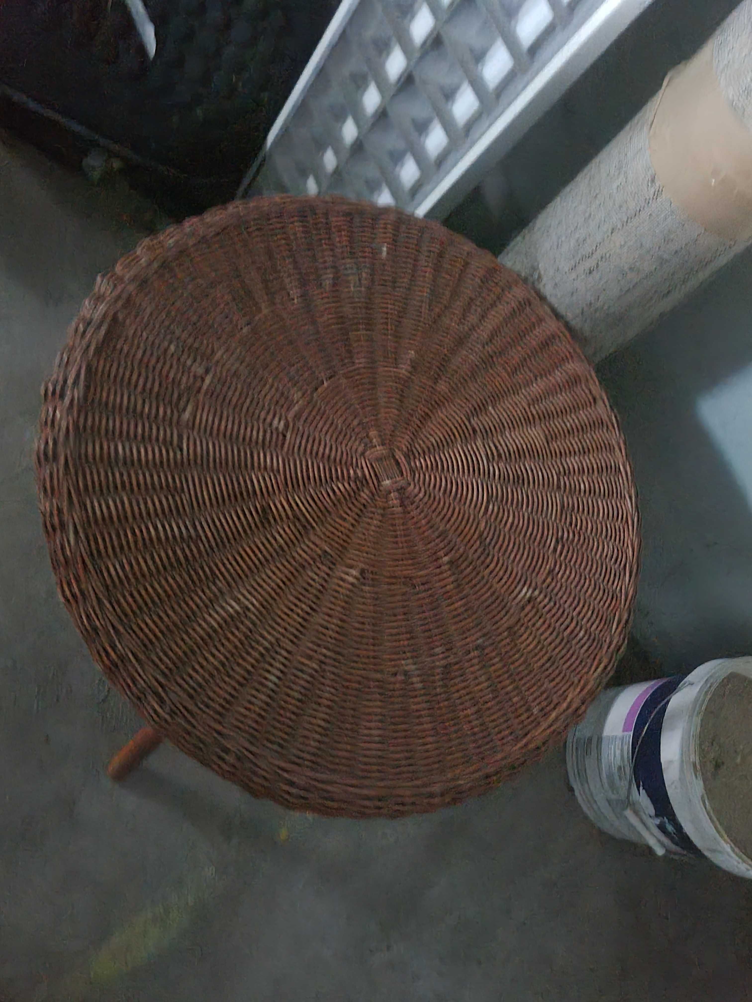 Mesa de palha castanha