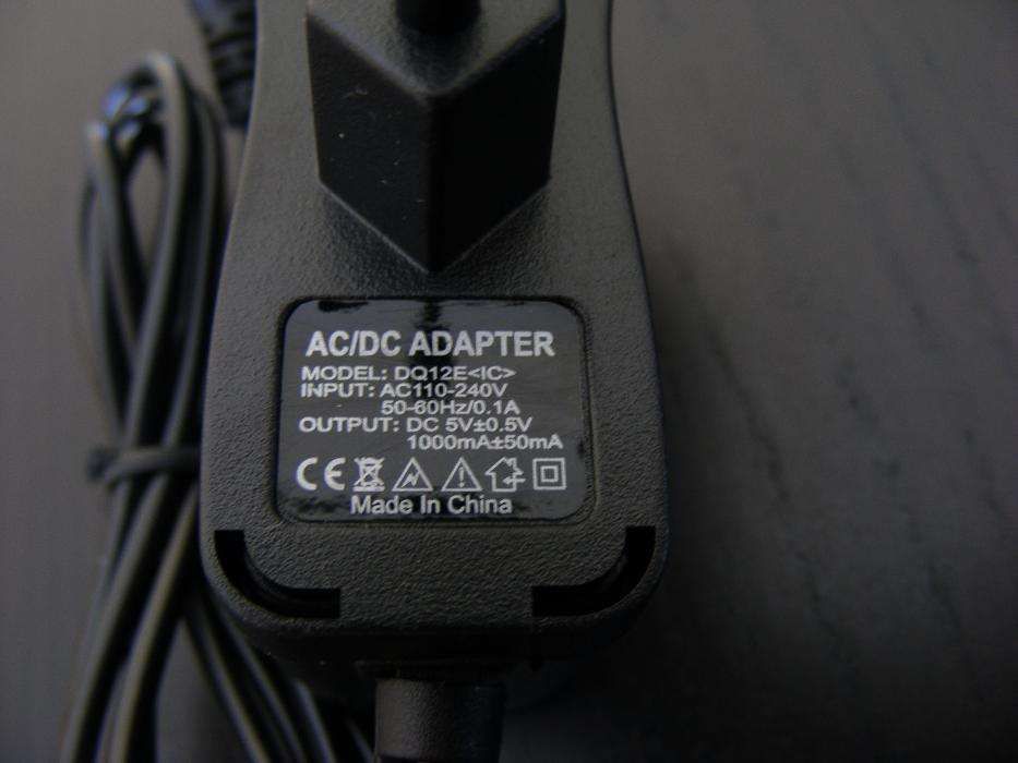 NOVO - Carregador / Adaptador de Corrente - 5V / 1A (Plug 3.5 * 1.35m)