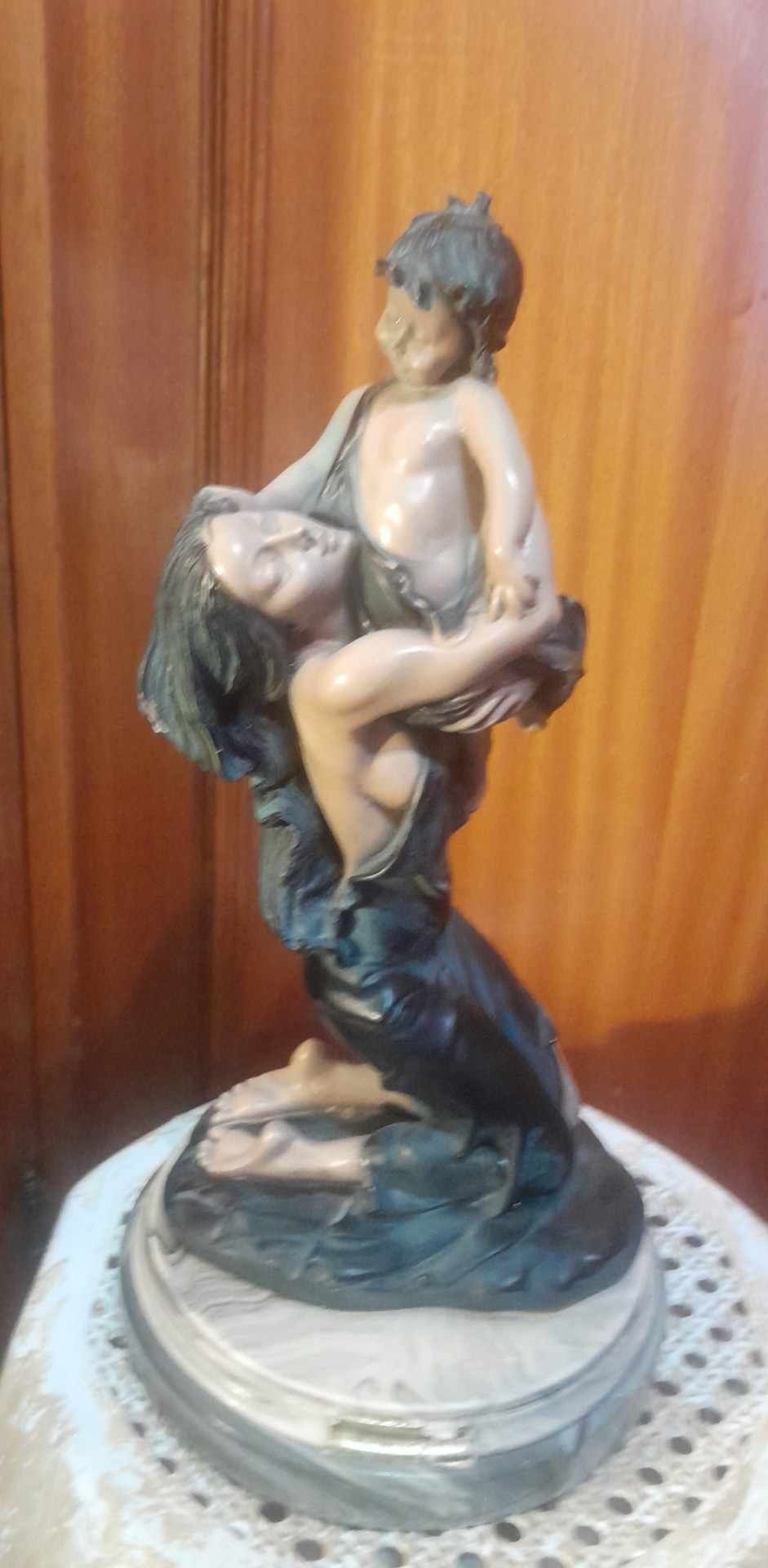Estatua lindíssima com base em mármore
