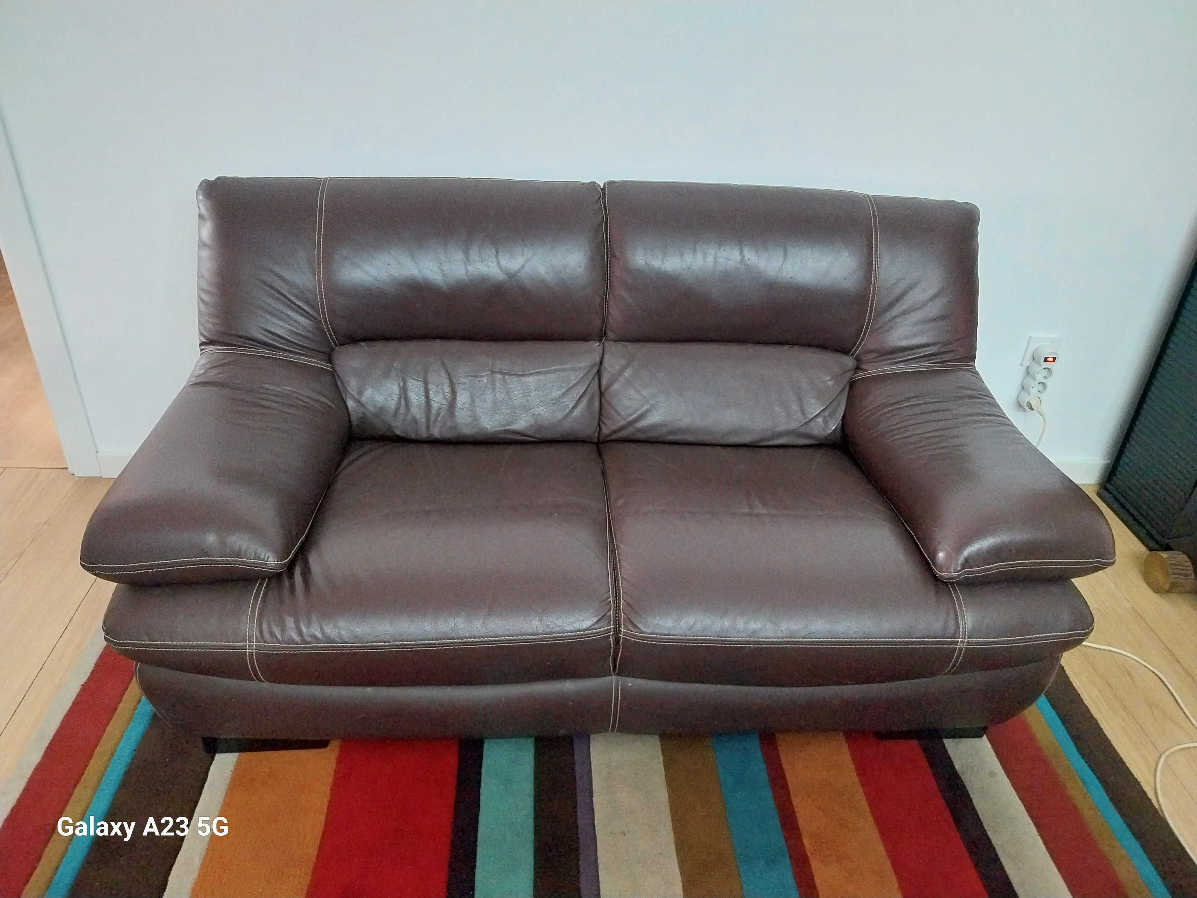 Vendo sofá de 2 lugares em pele